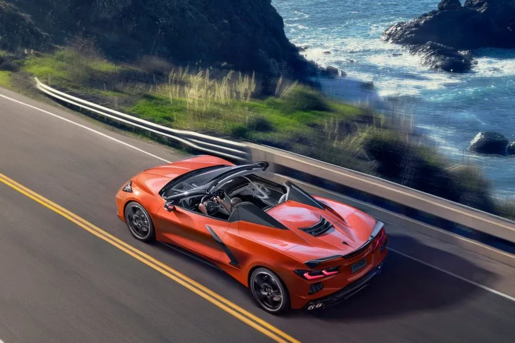 Ein Chevrolet Corvette Coupé 2027 fährt mit Tempo auf einer kurvigen Straße