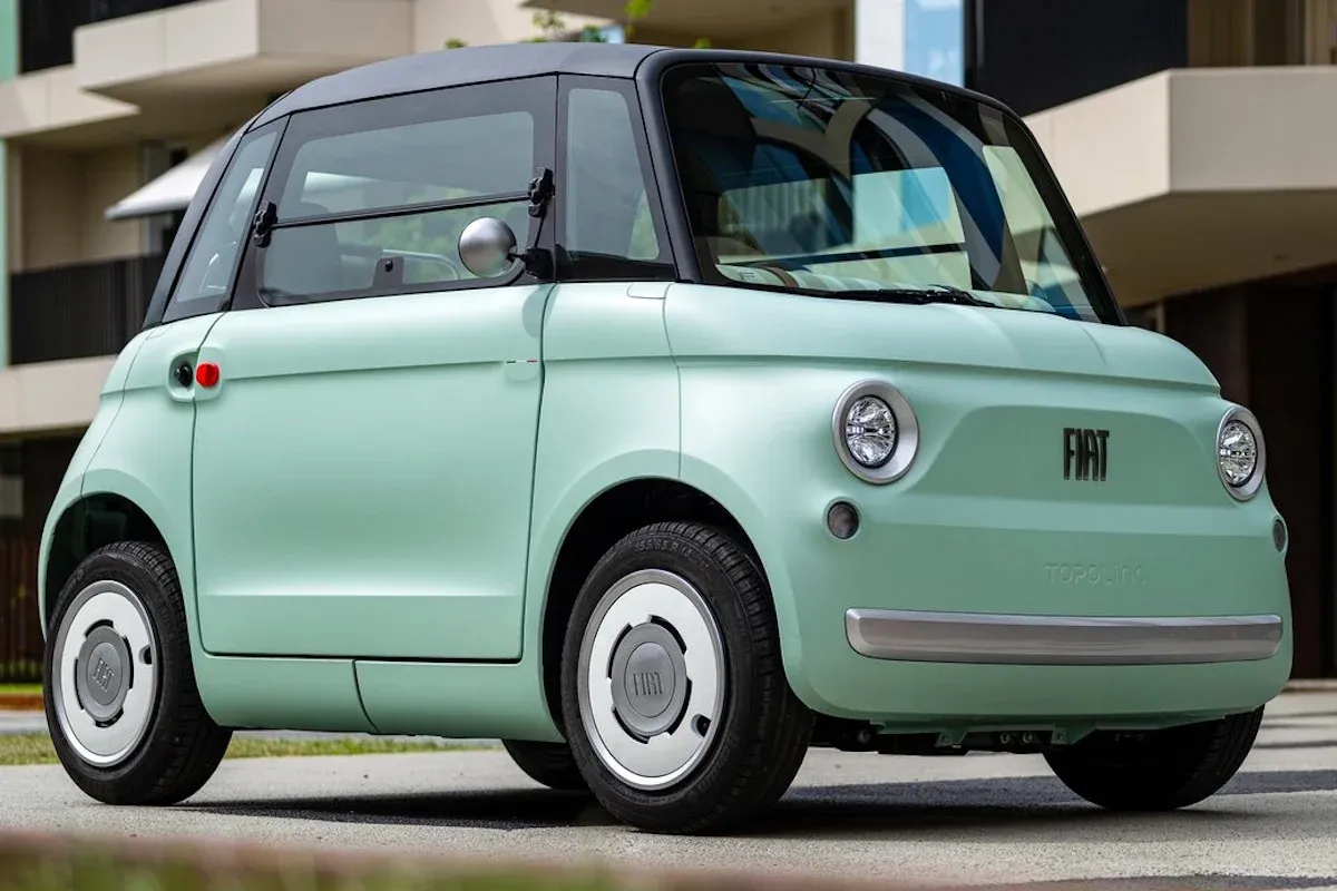 Fiat Topolino Elektro-Microcar fährt auf einer sonnigen italienischen Straße