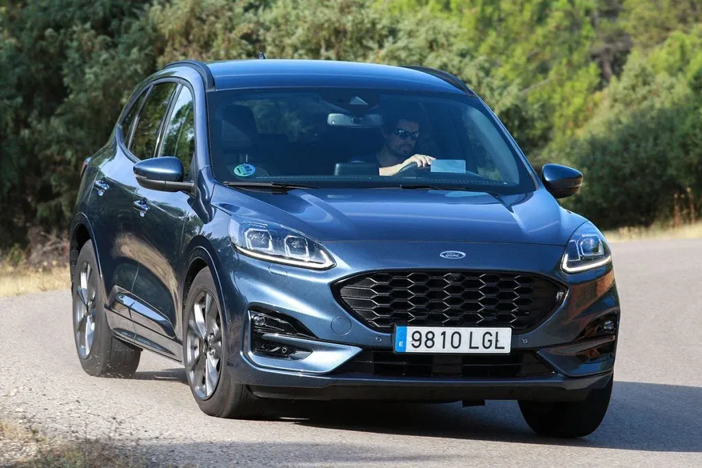 Ford Kuga fährt an einer modernen europäischen Automobilfabrik vorbei und steht für künftige in Valencia gebaute Ford- und Geely-SUVs