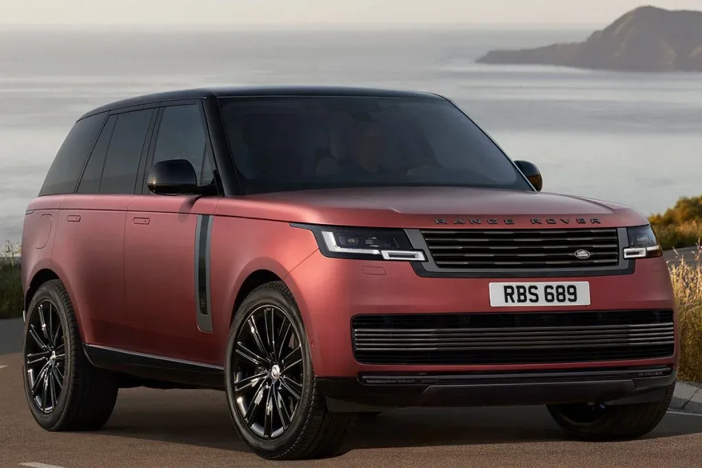 Land Rover Defender-, Discovery- und Range Rover-SUVs vor einem Autohaus geparkt