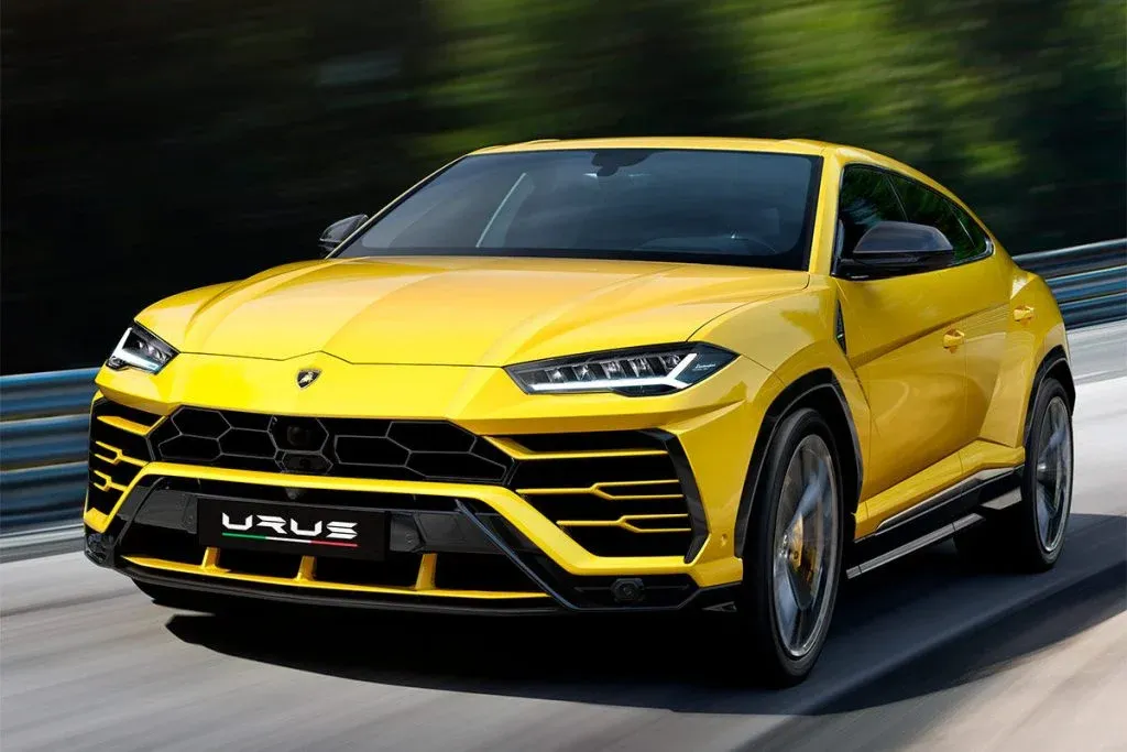 Lamborghini Urus SE Performante Plug-in-Hybrid-SUV auf einer kurvigen Bergstraße