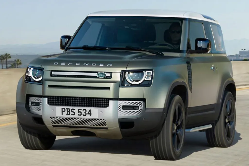 Aktualisierter Land Rover Defender Octa fährt auf einem unbefestigten Trail in mattem Weiß