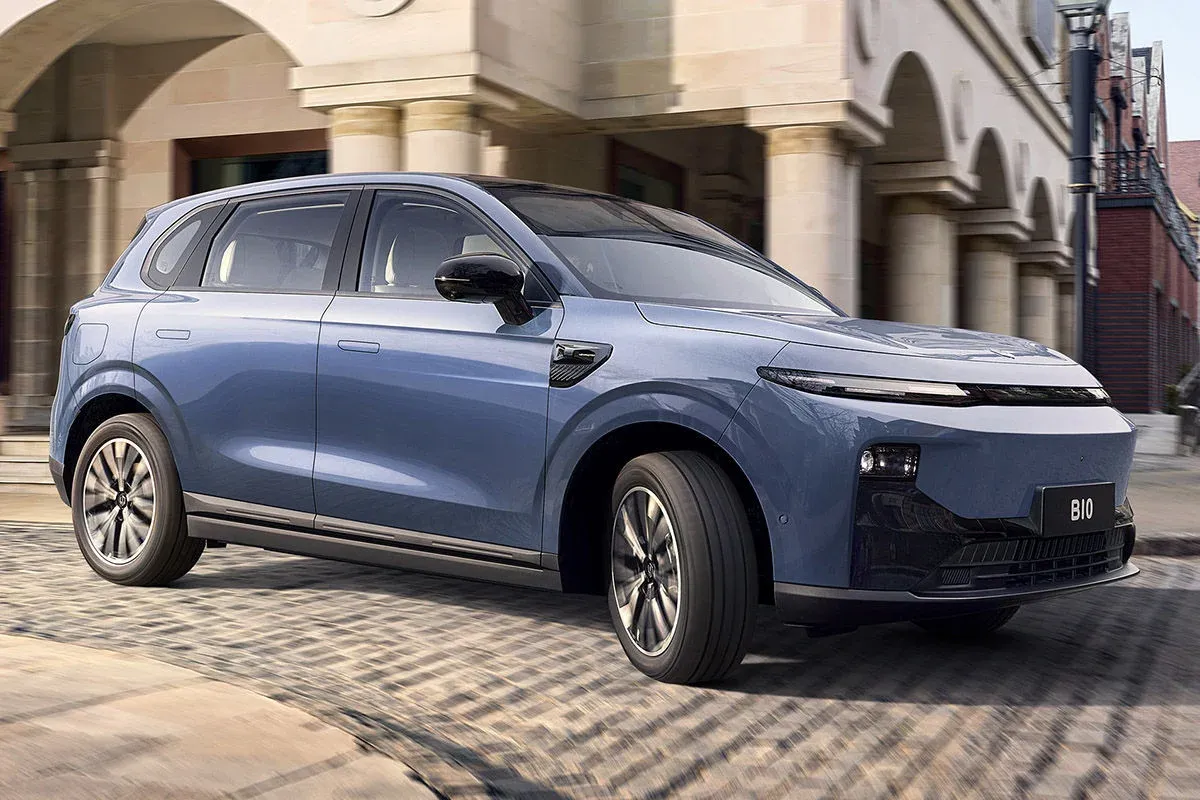 Leapmotor B10 EREV Elektro-SUV fährt auf einer Stadtstraße in Mexiko