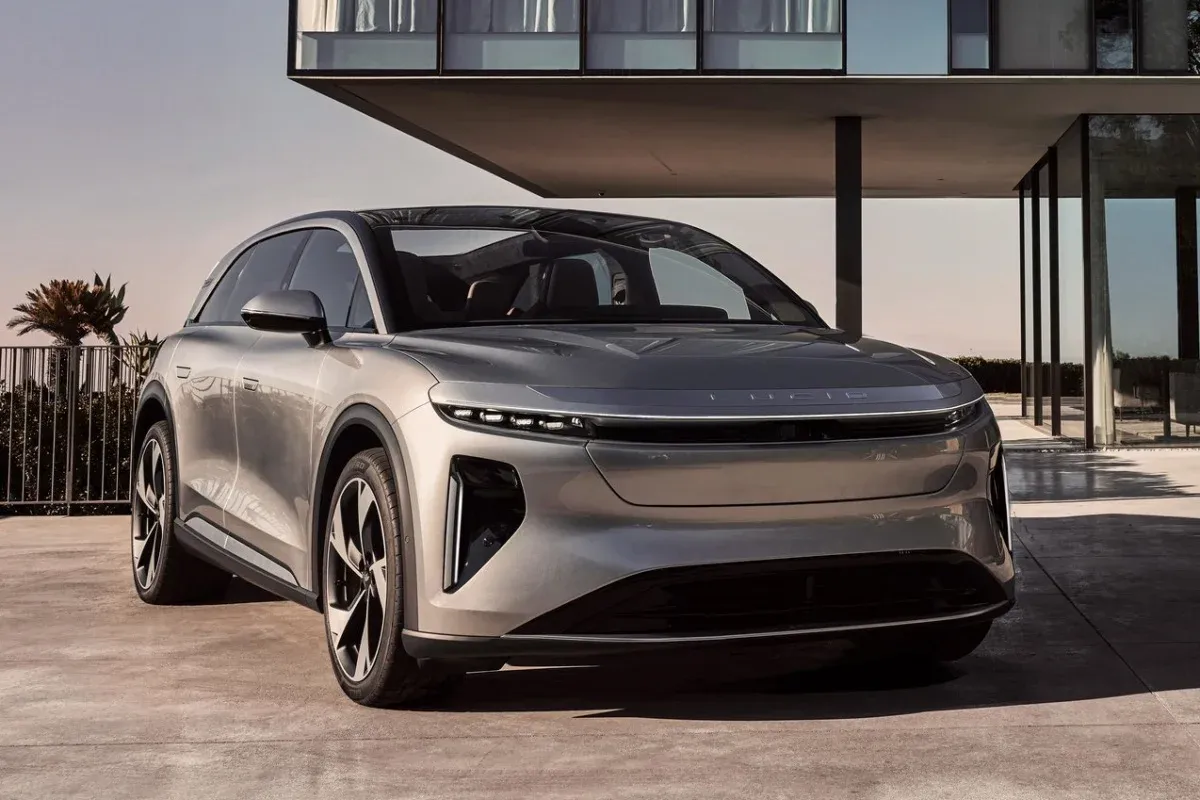Lucid Gravity GT-S als großes dreireihiges Elektro-SUV in dynamischer Frontansicht auf einer breiten Straße