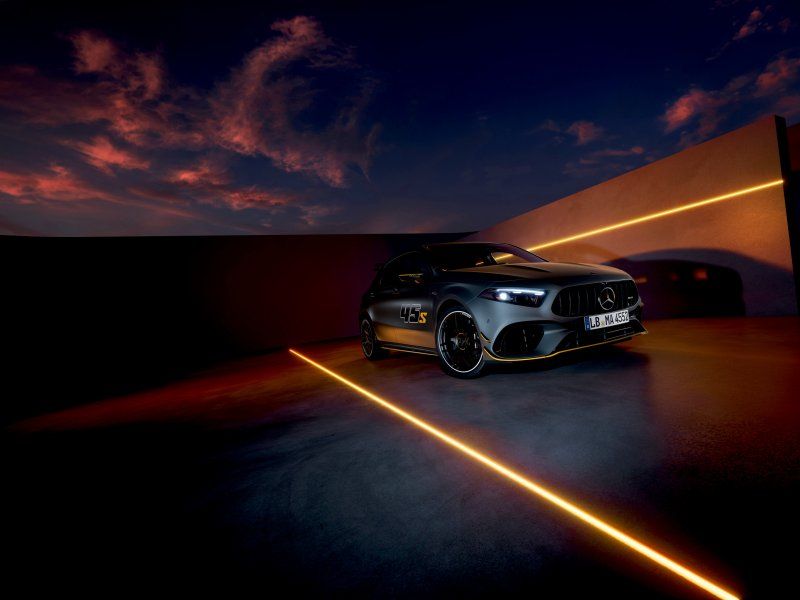 Mercedes-AMG A 45 S Final Edition in Matttgrau mit gelben Akzenten auf einer Straße