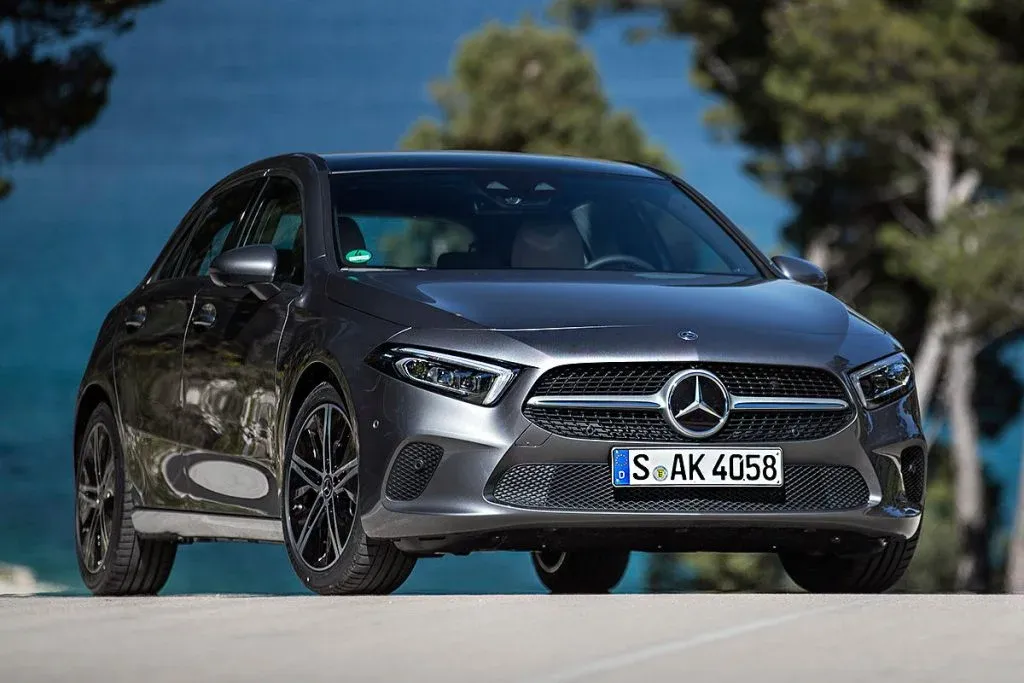 Mercedes-Benz-Konzept eines elektrischen Luxusvans in moderner urbaner Umgebung
