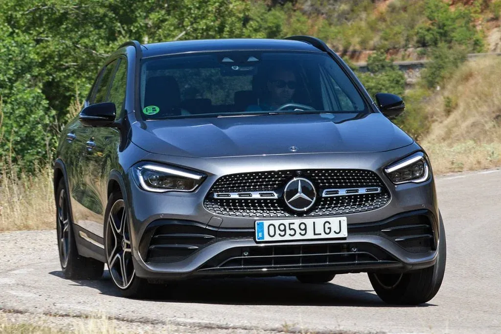 Neuer elektrischer kompakter Mercedes-Benz GLA SUV in Metallic-Lackierung fährt auf einer Straße
