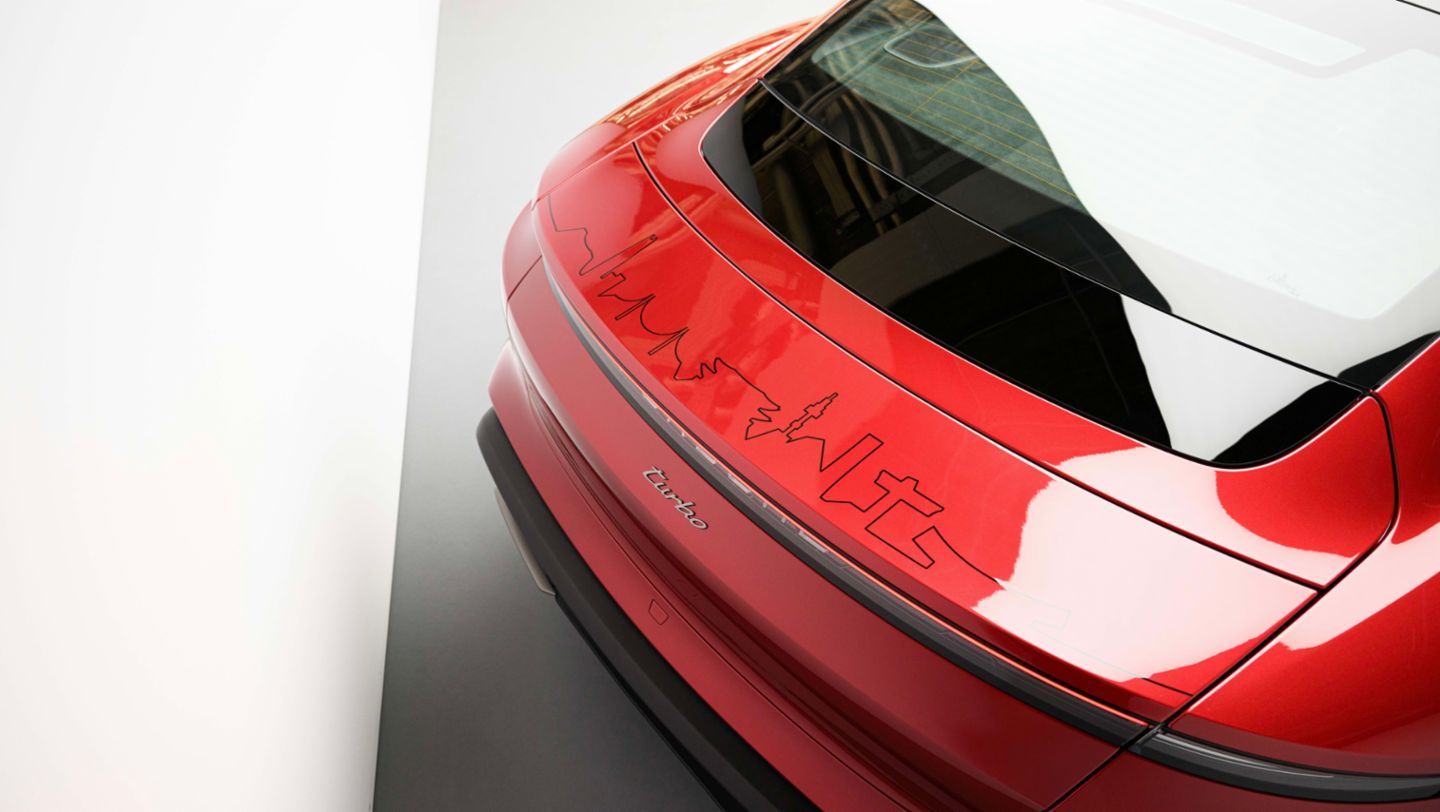 Porsche Taycan und ein Elektroauto von Xpeng stehen auf einer europäischen Stadtstraße nebeneinander