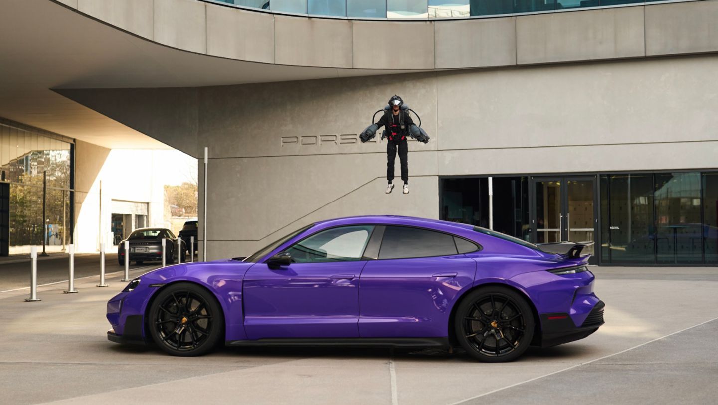 Porsche Taycan und ein Elektroauto von Xpeng stehen auf einer europäischen Stadtstraße nebeneinander