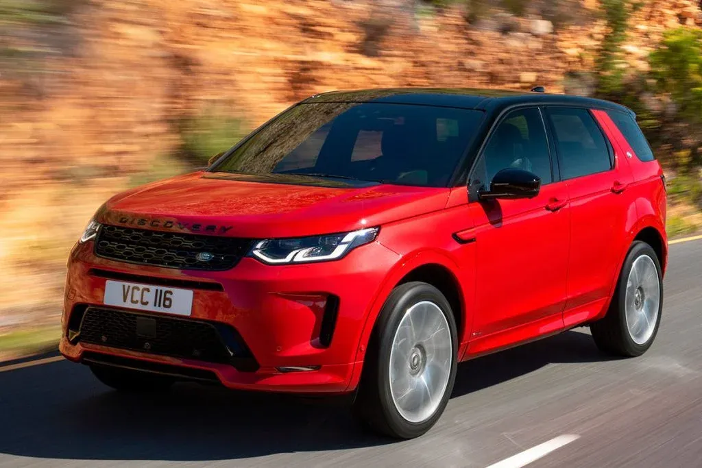 Prototyp des Range Rover Sport Electric fährt auf einer Straße, in vorderer Dreiviertelansicht gezeigt