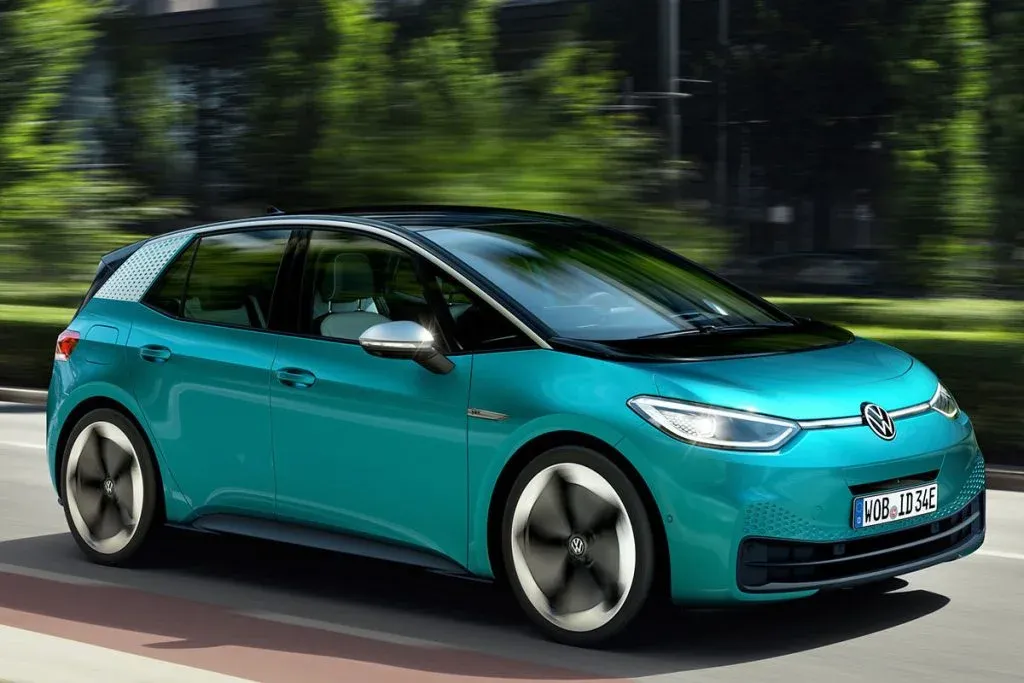 Kleiner Elektro-SUV Volkswagen ID. Cross aus der vorderen Dreiviertelperspektive auf einer sauberen Stadtstraße